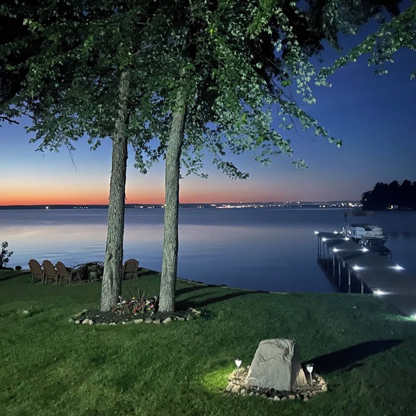 Great location and cozy cottage. Ice fishing. Walk in water entrance. Weed free