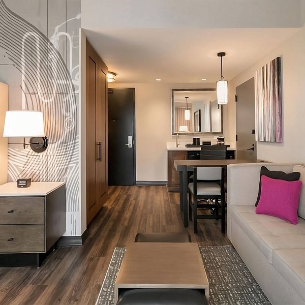Great Location! 4 Comfortable Units, Indoor Pool, Free Breakfast, Parking!