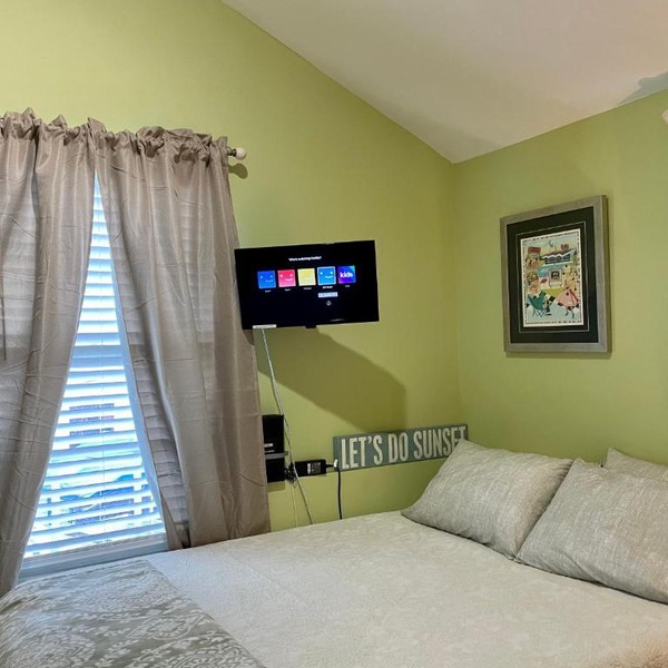 Great Old Town Location, Steps from Mallory Square