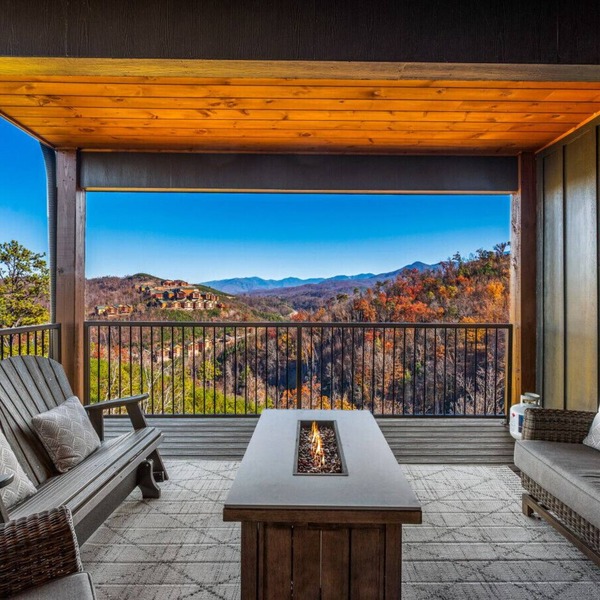 Great Smoky Getaway-LUXURY-Hot Tub-Indoor Pool-Theater!