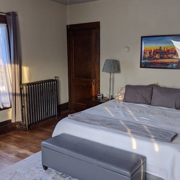 Great Uptown Apartment, Great Location! Suite#1