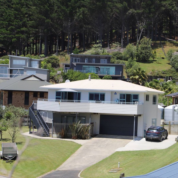 Great views, great family bach, super close to the beach and a spa pool!