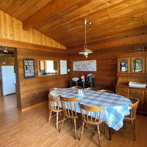 GreenGlade Getaway Spacious Cabin & Estate, Lake Winnipeg, Games Room, Veranda
