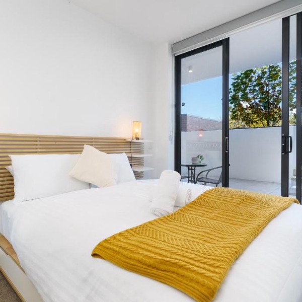 Griffith Apartment - Prime Location, Courtyard, Gym