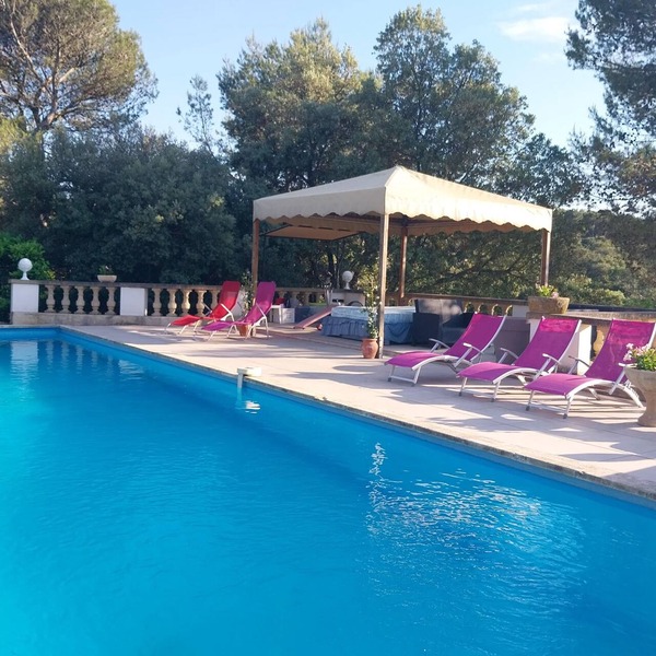 Ground floor apartment in Provencal house with independent access ALPILLES