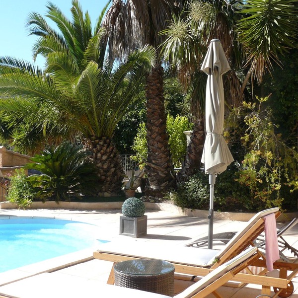Ground floor villa with pool 10 minutes from cassis.