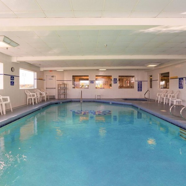 GROUP ESCAPE! TWO COMFY UNITS, POOL, SAUNA