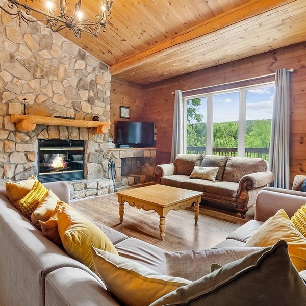 Group oriented 6 BR waterfront cottage with pool table & SPA near Mont Tremblant
