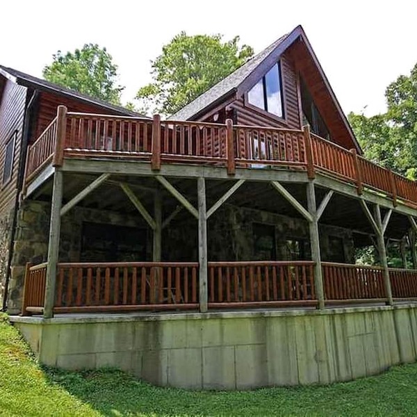 Group Spacious Cabin with Hot-Tub and Picnic Areas in Ohio