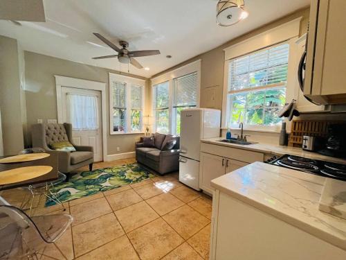 "Grove" Historic Beachside Cottage Apt