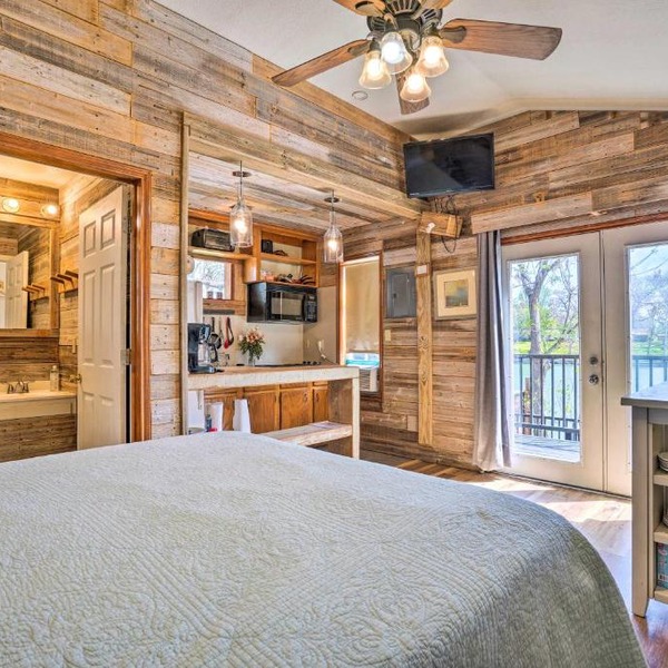 Guadalupe River Cottage with Direct Lake Access!