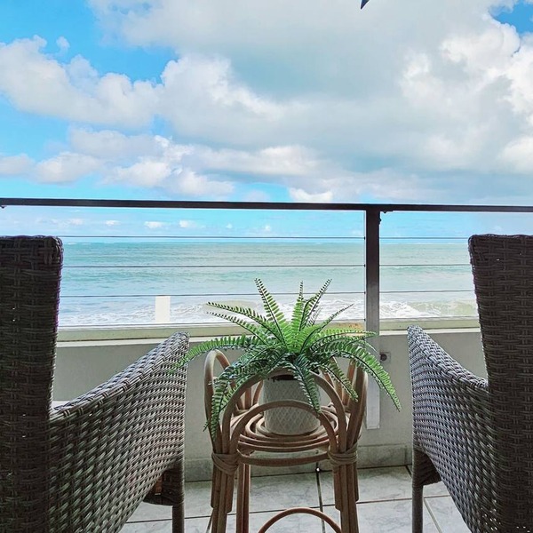 Guest Favorite “True Oceanfront” Luquillo Condo Walk to Kioskos & El Yunque