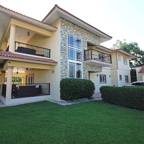 Guest-friendly 8BD villa in central Sosua, with pool, cable TV, fast internet!