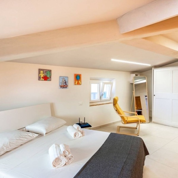 GuestHost - Cozy apartment of about 40 square meters, completely renovated, perfect for 2 people, located on the fourth floor of a 12th century building protected by the Superintendency. The property is located in a central position (Traffic-Restricted A