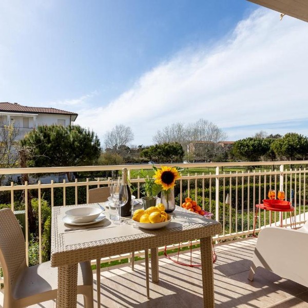 GuestHost - Elegant Seaside Apartment with Pool and Parking