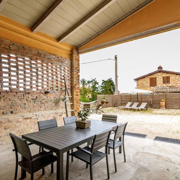 GuestHost - Spacious and elegant 200 sqm farmhouse with independent entrance, able to accommodate up to 10 people, organized on two levels, connected by an internal wooden staircase (NOT suitable for disabled people). The house is part of an ancient conv