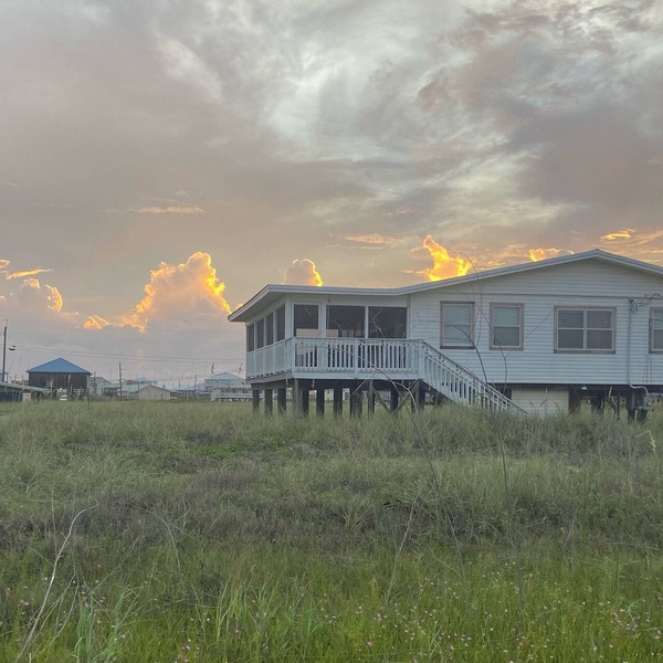 Gulf side beach bungalow with tons of charm!