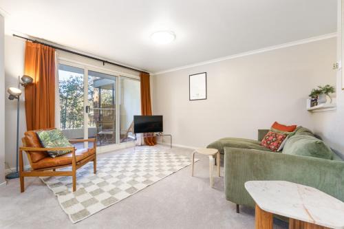 Haig Park and Braddon Dining at Your Doorstep - Hosted by Canstay