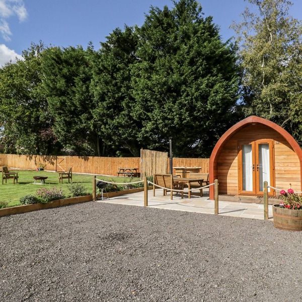 HALMORE POD, romantic, with hot tub in Berkeley