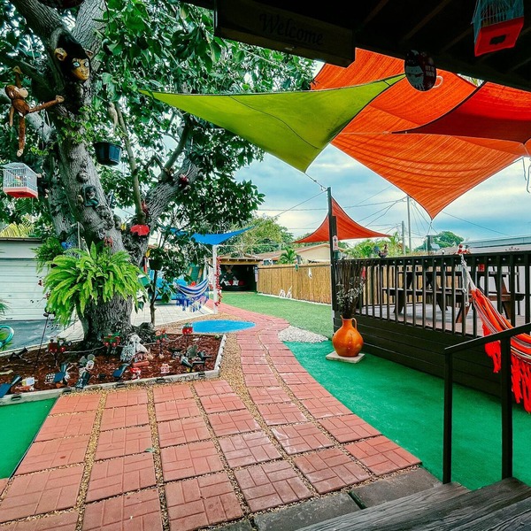 Hammocks & Mini-Golf! 10 mins from Beach! KING Bed!