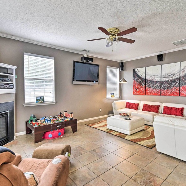 Hampton Home w/Fireplace + Close to Beaches!