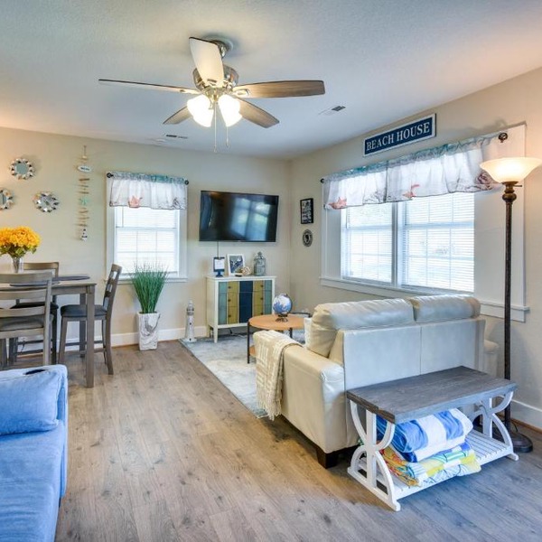 Hampton Home w/Grill < 1 Mi to Beach!