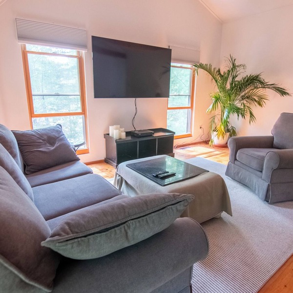 Hamptons Haven: Sunny 1-bedroom oasis with modern comforts near the bay!