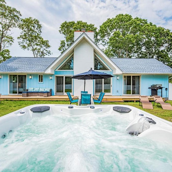 Hamptons retreat w/ hot tub + loft only minutes to the beach