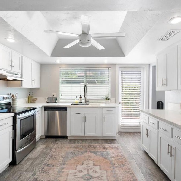 Happy 3BR Abode: sun, pool & patio