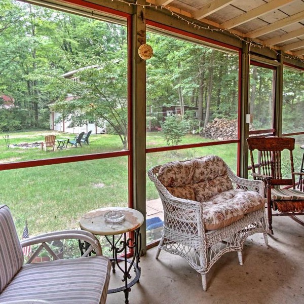 Harbert Cottage w/Fire Pit: Half Mile to Beach!