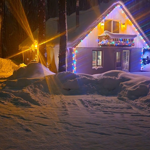 HARBOR SPRINGS 3 BEDROOM/2 BATH COUNTRY CHALET