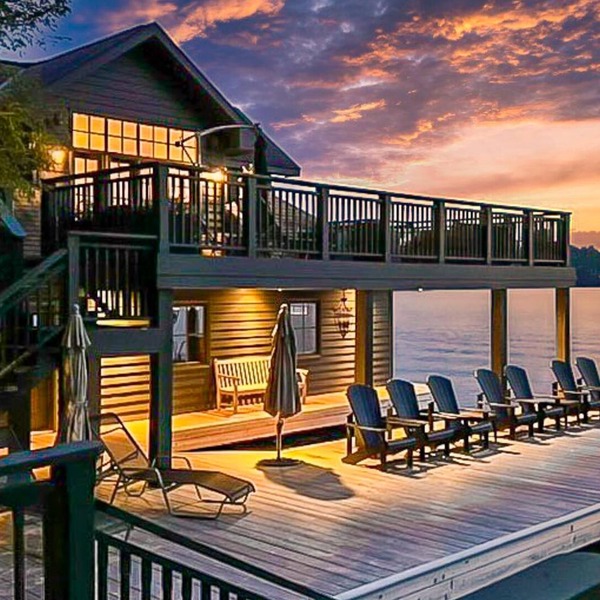 Hard packed Sandy Beach, spacious 7 brdm 6 bath! Boathouse Sleeping & Sundeck!