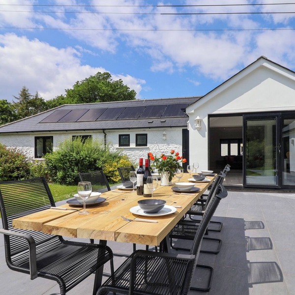 HARTGROVE FARM BUNGALOWS, pet friendly, with open fire in Musbury