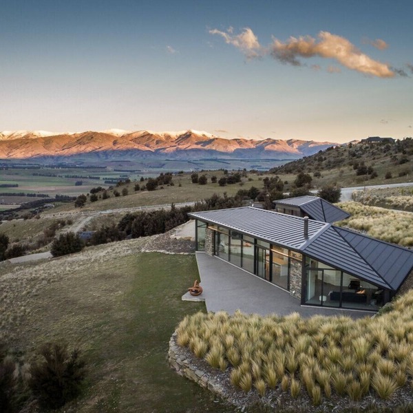 Hawk House: Tranquil Architectural Sanctuary with Sweeping Otago View