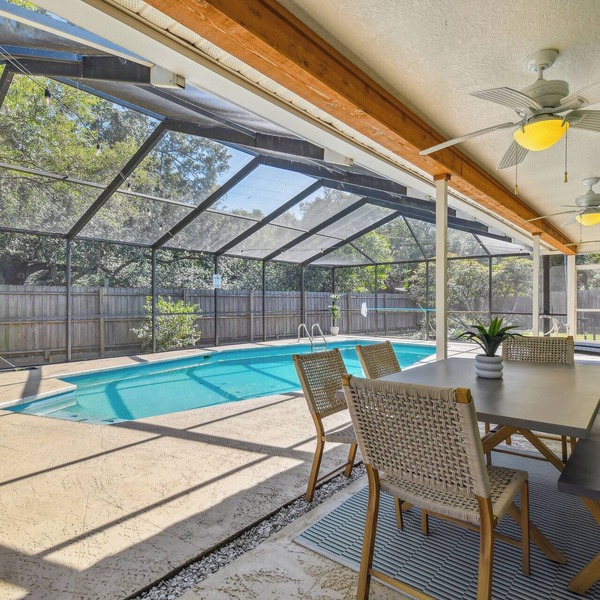 Heated Pool. 3-bedroom house 6.5 miles to honeymoon Island