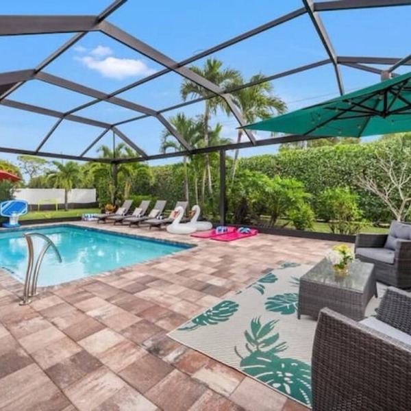 Heated Pool, Arcade, <10 min Beach ~ 25 min to RSW