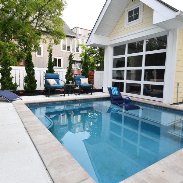 HEATED POOL! CLOSES EARLY NOV.! Cabana! Dine Outside! 1.5 BLOCKS 2 BEACH & TOWN