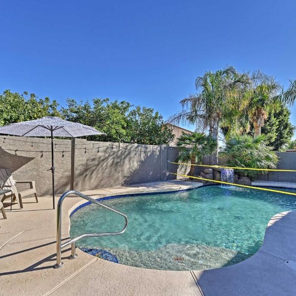 Heated Pool, Fire Pit & Game Room: Surprise Home