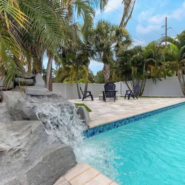 Heated Pool+Fire Pit+Trails+4 min to Beach