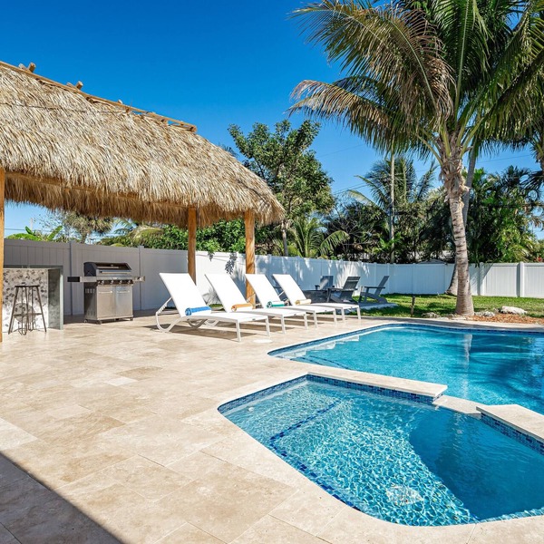 Heated Pool - FirePit - 1 Mile to Beach - Pets Ok
