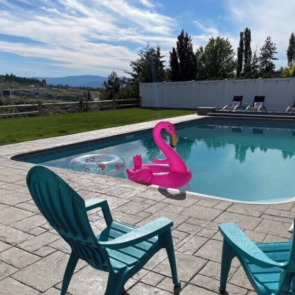Heated Pool, Hot tub, Chef’s Kitchen, Tesla charging, Sleeps 14
