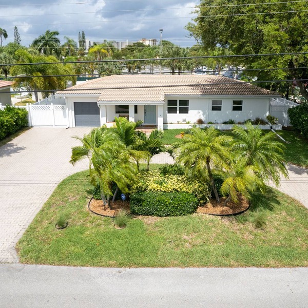 Heated Pool-Tropical Oasis-Resort Style Backyard. Close to shopping & Store
