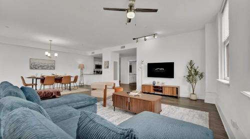 HEB703 Modern & Chic 2 Bedroom Condo Downtown Fort Worth, Free Parking, Walk to Convention Center