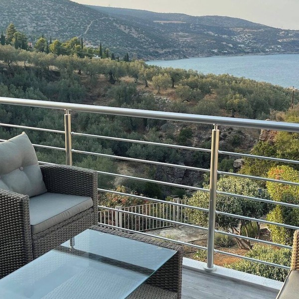 Hellenic Escapes: Modern 2-Bedroom with Panoramic Sea Views