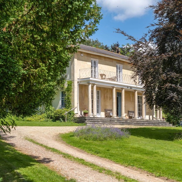 Henge Estate: Sleeps 24 max | Manor House | Hot Tub | Garden