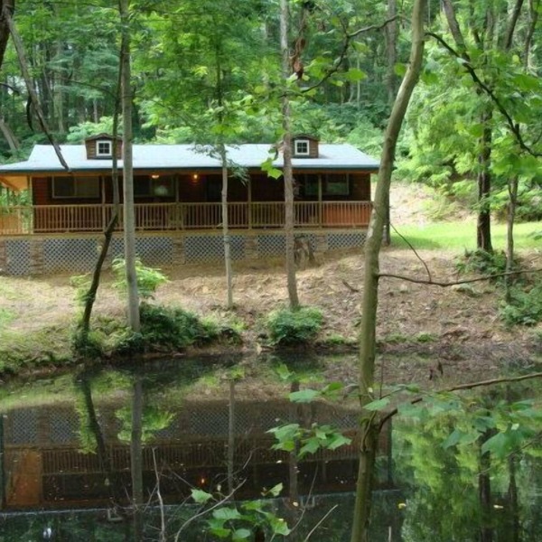Hickory Grove Cabin On 8 Acres With Private Fishing Pond.