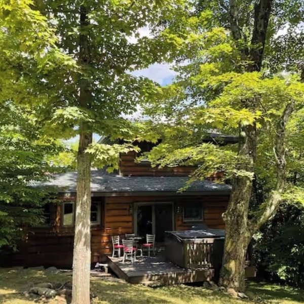 Hidden gem 2 bedroom chalet in Ellicottville minutes from Holiday Valley-hot tub
