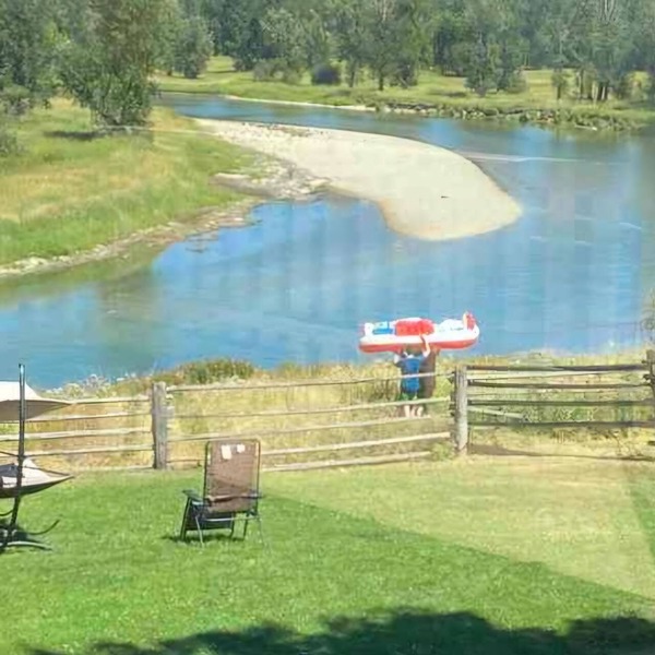 Hidden Gem Oasis nA peaceful, beautiful spot on the Shuswap River, pet-friendly,