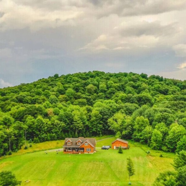 Hidden Hollow spacious mountain retreat Beautiful secluded, large yet cozy home