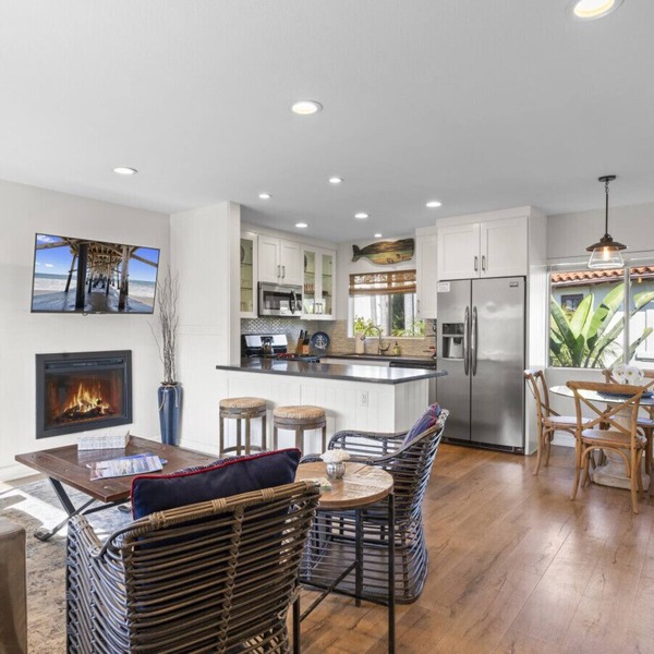 Hideaway B- Walk to the beach, Downtown, AC!